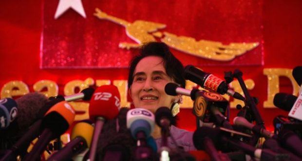 Aung San Suu Kyi, super ministre de Birmanie.