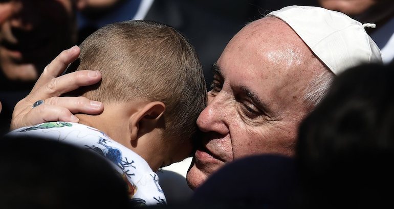 Le pape François est rentré avec trois familles syriennes.