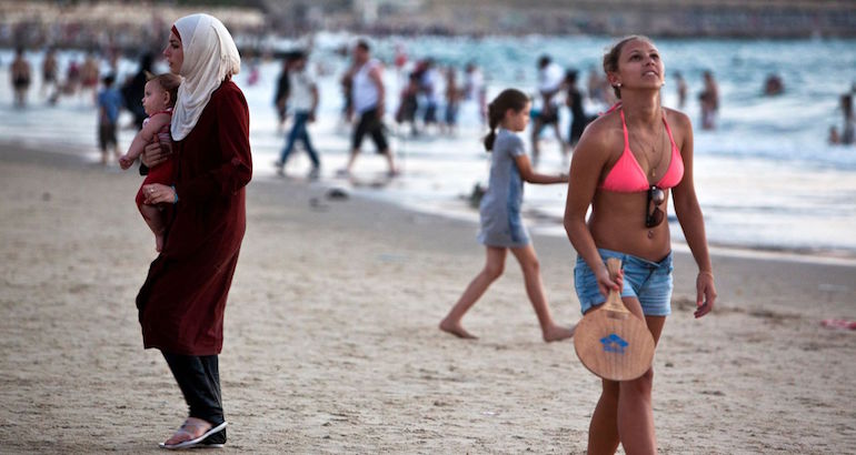 Les femmes voilées pas les bienvenues sur les plages