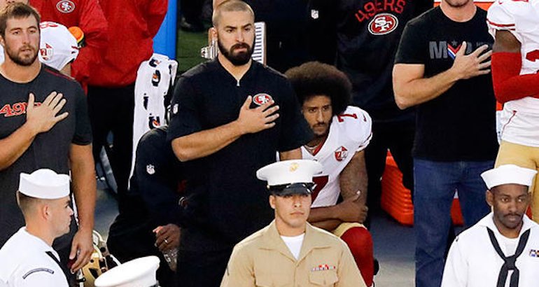 Un footballeur américain boycotte l'hymne des USA.